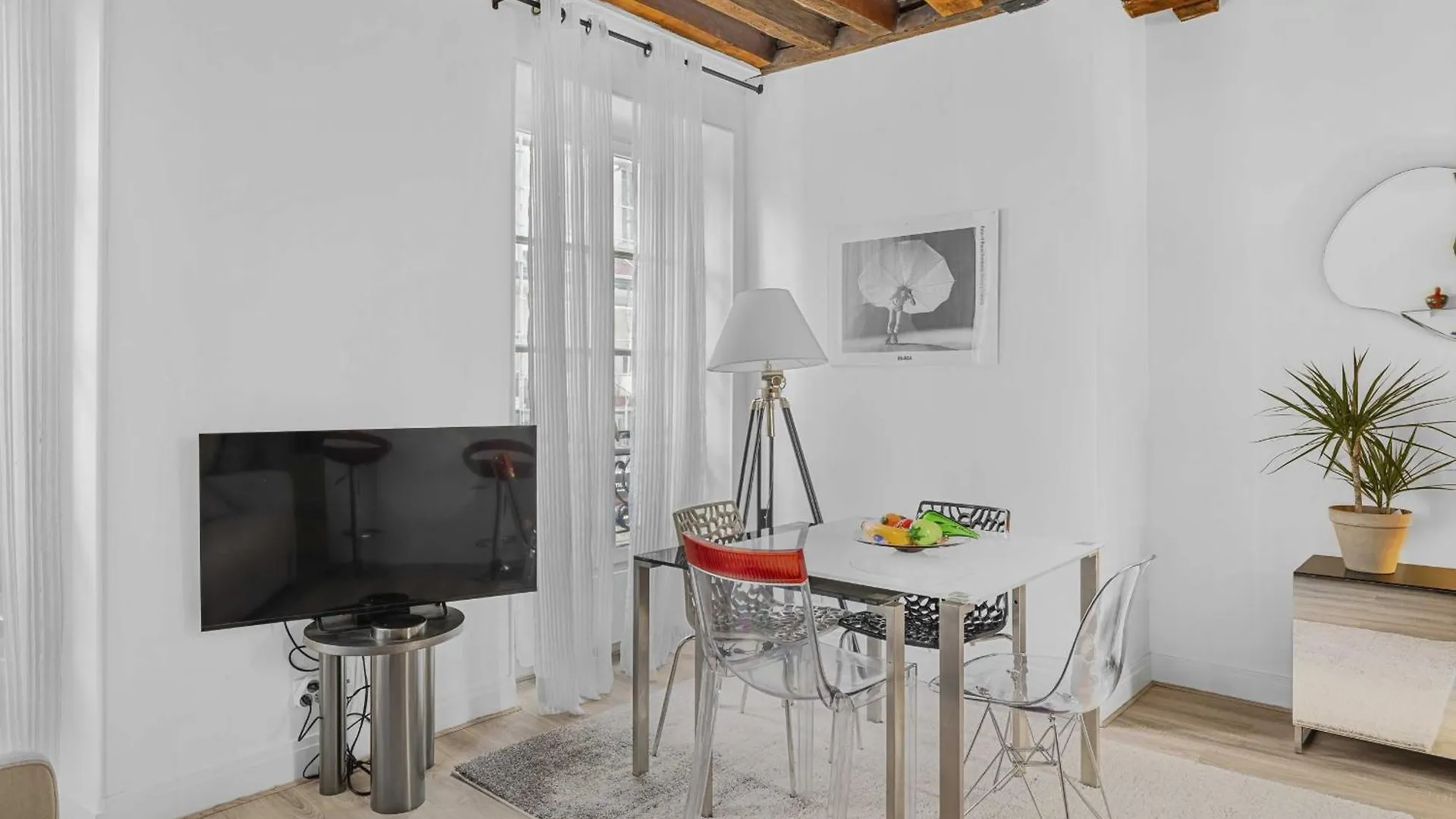 Iconic Apartment *